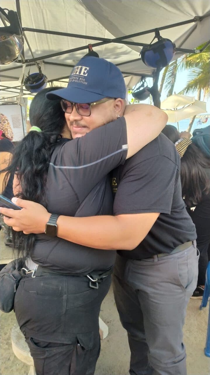Dos miembros del equipo de IHE se abrazan en el campamento de respuesta humanitaria en La Guaira, Venezuela.